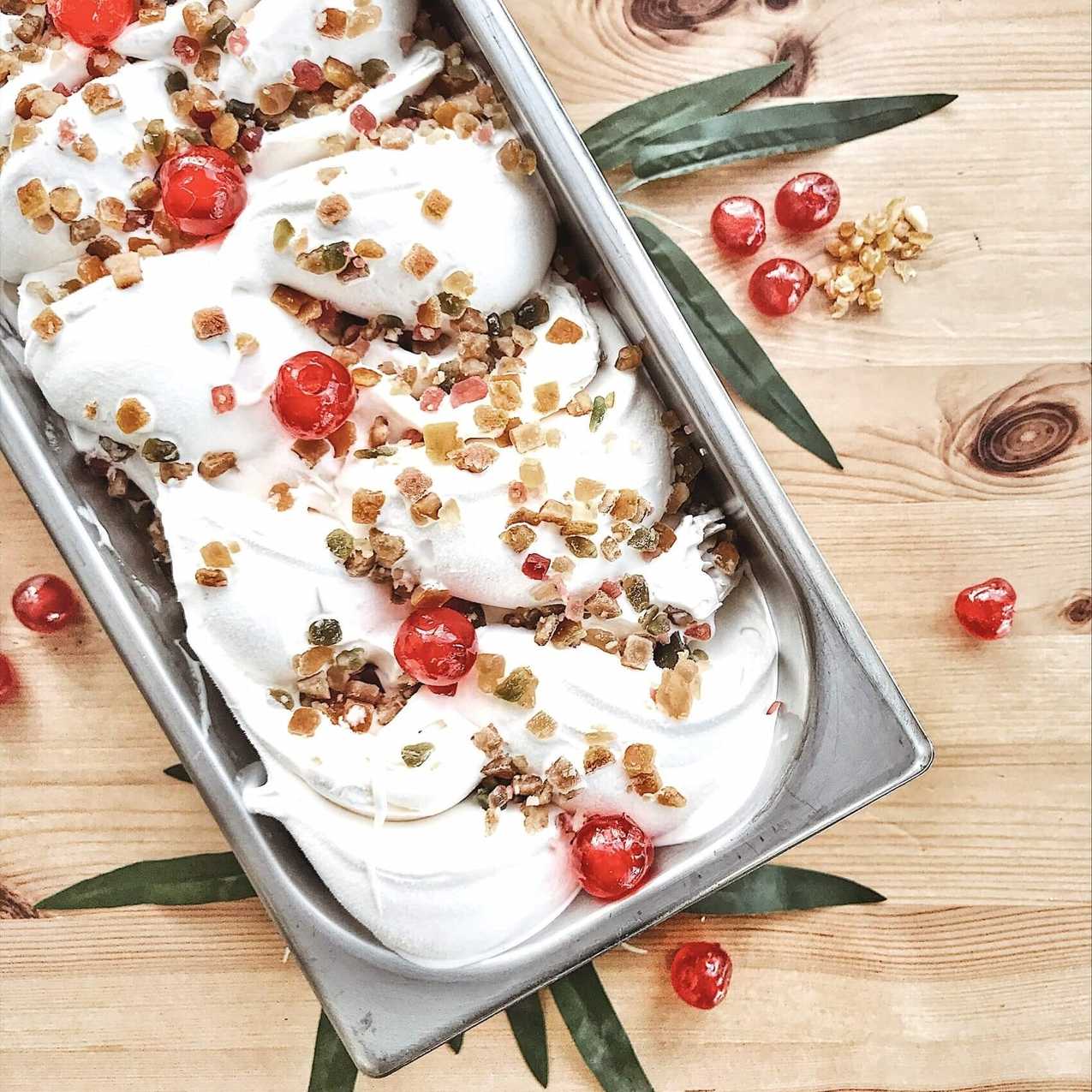 christmas_pudding_flavour gelato Four festive artisan gelato scoops by Cremoloso — Clotted Cream, Panettone, Christmas Pudding, and Cinnamon Cascade — displayed in elegant tubs with warm Christmas tones, evoking rich textures, seasonal spices, and Italian holiday tradition.
